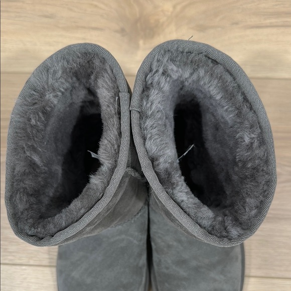 UGG Gray Classic Grey Short Shearling Lined Boots size 7 - Picture 2 of 6